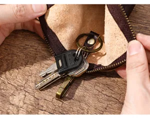 Gros plan sur l'intérieur et l'anneau porte-clés en métal d'un étui à clés en cuir vintage.