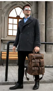 Zaino uomo in vera pelle cavallo pazzo vintage viaggio all'aperto laptop dettaglio scena