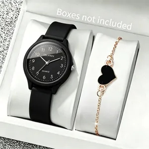 Detailansicht eines minimalistischen Sets aus schwarzer Quarzuhr und Herzanhänger-Armband