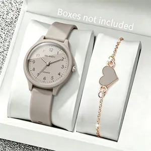 Nahaufnahme der Silikonuhr und des Armbandsets mit Herzanhänger in Roségold-Optik