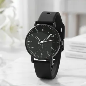 Nahaufnahme einer minimalistischen schwarzen Silikonuhr mit weißen Zahlen und Herzzeiger