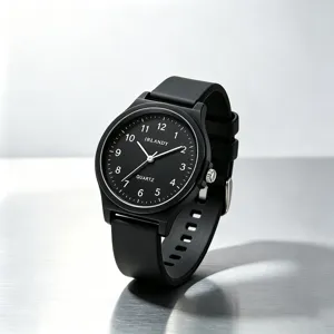 Detailaufnahme einer minimalistischen schwarzen Studentenuhr mit weichem Silikonarmband