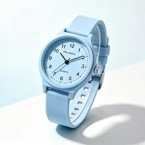 Detailaufnahme einer hellblauen Schüler-Quarzuhr mit Silikonarmband und Zifferblatt