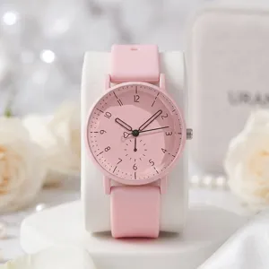 Detaillierte Makroansicht einer schlichten rosa Silikonuhr mit klarer numerischer Skala