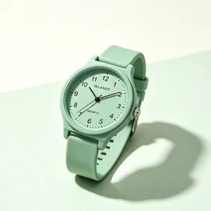 Detailansicht einer IRLANDY mintgrünen Quarzuhr mit einem weichen Silikonarmband.