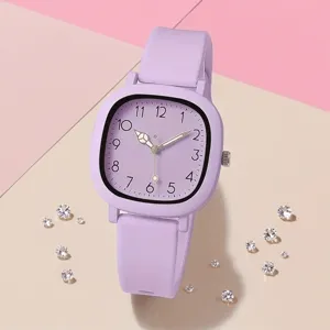 Detailansicht der quadratischen Quarzuhr mit lila Silikonarmband und großen Zahlen