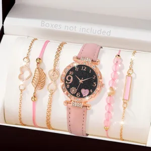 Detailansicht einer eleganten rosa Damenuhr mit Sternenzifferblatt und 5-teiligem Armbandset
