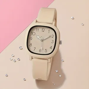 Hochauflösende Detailansicht einer beigen quadratischen Analoguhr mit weichem Silikonarmband