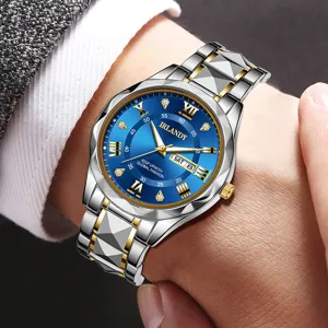Nahaufnahme einer Luxus-Herrenquarzuhr mit blauem Zifferblatt und diamantgeschliffenem Stahlband
