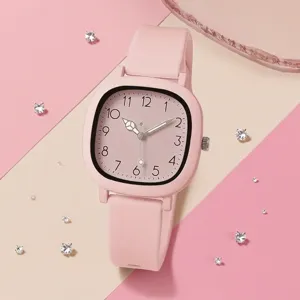 Detailansicht einer quadratischen rosa Quarzuhr mit Zifferblatt und Silikonarmband