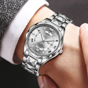 Detailansicht einer silbernen Herrenuhr mit Wochentagsanzeige und strukturiertem Band