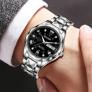 Nahaufnahme einer eleganten Herren-Quarzuhr mit schwarzem Diamant-Zifferblatt und Stahlband