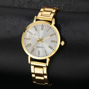 Nahaufnahme einer eleganten goldenen Damen-Quarzuhr mit weißem römischem Zifferblatt