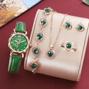 Detailansicht des grünen Herz-Schmucksets mit modischer Uhr, Halskette und Armband