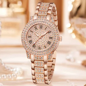 Detailaufnahme einer luxuriösen roségoldenen Damenuhr mit kristallbesetzter Lünette