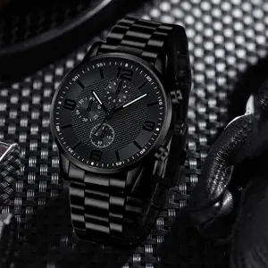 Nahaufnahme einer eleganten schwarzen Herrenuhr mit einem fein strukturierten Zifferblatt