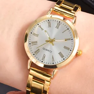 Detailansicht einer eleganten goldenen Damen-Quarzuhr mit römischen Ziffern und Zifferblatt