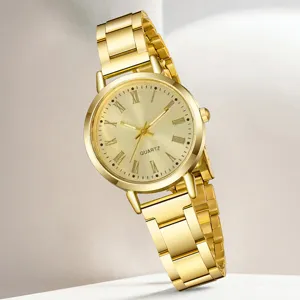 Detailansicht einer eleganten goldenen Damenuhr mit römischen Ziffern und Gliederarmband
