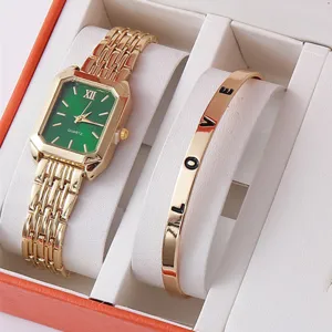 Nahaufnahme eines Damen-Luxusuhrensets mit grünem rechteckigem Zifferblatt und Armband.