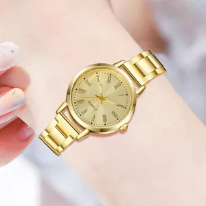 Detailansicht einer eleganten goldenen Damenuhr mit römischen Ziffern am Handgelenk.