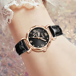 Detailaufnahme einer eleganten Damen Quarzuhr mit Herz Zifferblatt und schwarzem Lederband