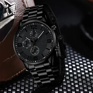 Nahaufnahme einer komplett schwarzen Herren-Chronographenuhr mit elegantem Gliederarmband.