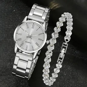 Nahaufnahme einer silbernen Damen-Quarzuhr und des passenden Herz-Strass-Armband-Sets