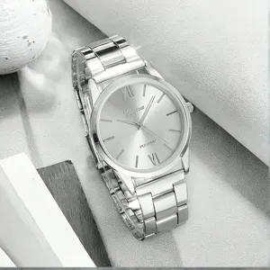 Nahaufnahme einer eleganten silbernen Quarzuhr mit römischen Ziffern und Gliederarmband