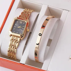 Nahaufnahme einer goldenen quadratischen Damenuhr und eines LOVE-Armbands in einer Box
