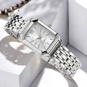 Detailansicht einer eleganten Damen-Quarzuhr mit quadratischem Gehäuse und Silberarmband