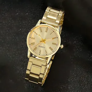 Nahaufnahme einer eleganten goldenen Damen-Quarzuhr mit römischen Ziffern