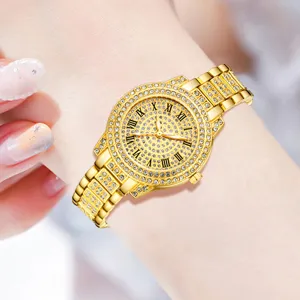 Nahaufnahme einer eleganten goldenen Damenuhr mit vollem Strassbesatz und römischen Ziffern
