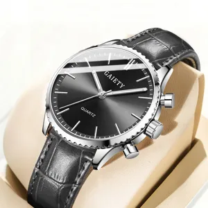 Nahaufnahme einer eleganten Herren-Quarzuhr mit schwarzem Lederarmband in Krokodiloptik