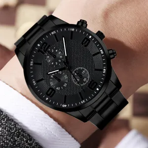 Nahaufnahme einer modischen, komplett schwarzen Herren-Chronographenuhr am Handgelenk