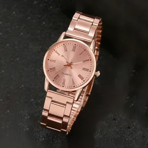 Detailansicht einer eleganten roségoldenen Damen-Quarzuhr mit einem Metall-Gliederarmband