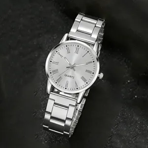 Nahaufnahme einer silbernen Damen-Quarzuhr mit römischen Ziffern und Gliederarmband