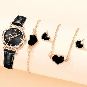 Detail eines Quarzuhren-Sets für Damen mit Herzmotiv, schwarzem Lederband und Roségold-Akzenten