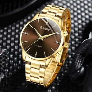 Detailaufnahme der goldenen Quarzuhr mit sonnenbraunem Zifferblatt und Luxusarmband