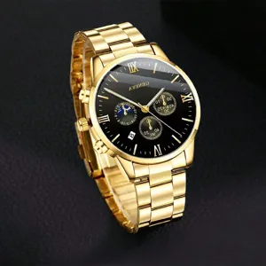 Primo piano di un orologio da uomo dorato di lusso con quadrante nero e numeri romani.