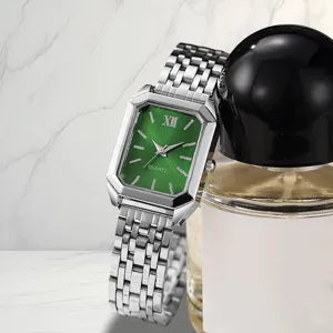 Detailansicht der luxuriösen quadratischen Damenquarzuhr mit Silberarmband und grünem Zifferblatt