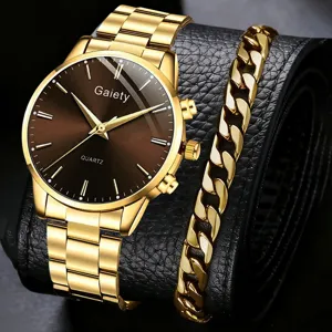 Nahaufnahme einer luxuriösen goldenen Quarzuhr für Herren mit passendem Armband.
