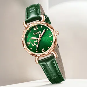 Elegante Detailaufnahme einer Damen-Quarzuhr mit grünem Herz-Zifferblatt und Lederarmband