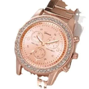 Elegante roségoldene Damenuhr mit strassbesetzter Lünette und luxuriösem Gliederarmband