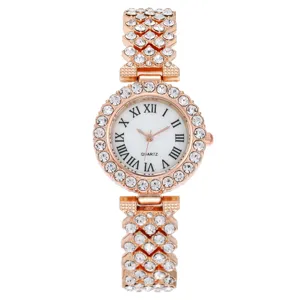 Detaillierte Makroaufnahme einer Damen-Quarzuhr in Roségold mit funkelnden Strasssteinen.
