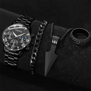Nahaufnahme von schwarzem Schmuckset für Herren mit Quartzuhr, Kette, Armband und Ring