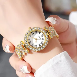 Nahaufnahme der goldenen Damenquarzuhr mit römischen Ziffern und funkelnder Strass-Lünette