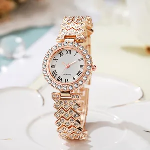 Elegante roségoldene Damen-Quarzuhr mit kristallbesetztem Armband und römischen Ziffern.