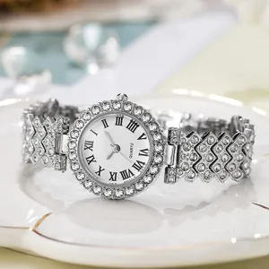 Nahaufnahme einer eleganten silbernen Damenuhr mit Strass-Lünette und römischen Ziffern