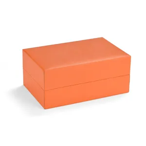 Vista dettagliata della confezione regalo rettangolare arancione per orologi in pelle