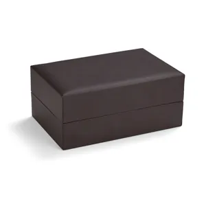 Vista dettagliata di una scatola regalo rettangolare minimalista marrone scuro per orologi